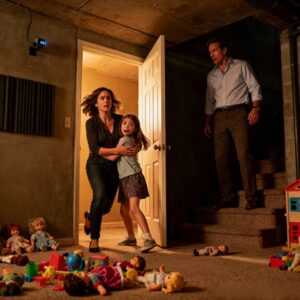 My husband suddenly called. “Where are you?” “At my sister’s house for my niece’s birthday party.” “Get out now with our daughter.” “Why?” “Just do it now!” his urgent voice made me grab my daughter and run to the door. The moment I jumped into the car, I saw something unbelievable…